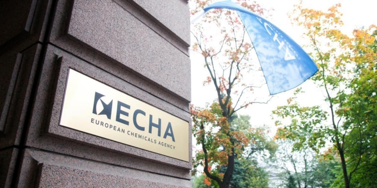 Placa de la Agencia Europea de Sustancias Químicas en su sede.