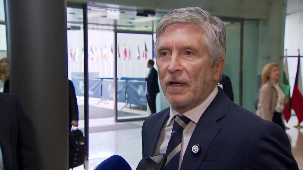 Fernando Grande-Marlaska hablando sobre política migratoria en Luxemburgo
