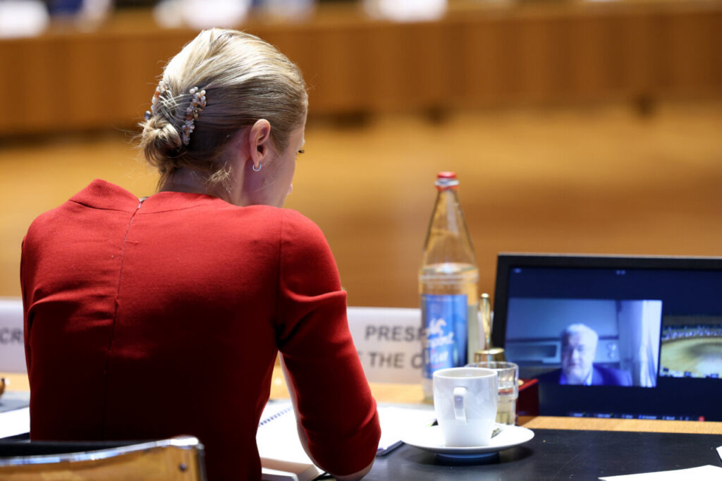 Reunión de ministros de Exteriores de la UE discutiendo sanciones contra Rusia