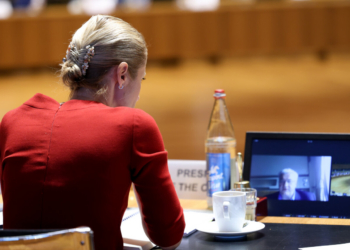 Reunión de ministros de Exteriores de la UE discutiendo sanciones contra Rusia