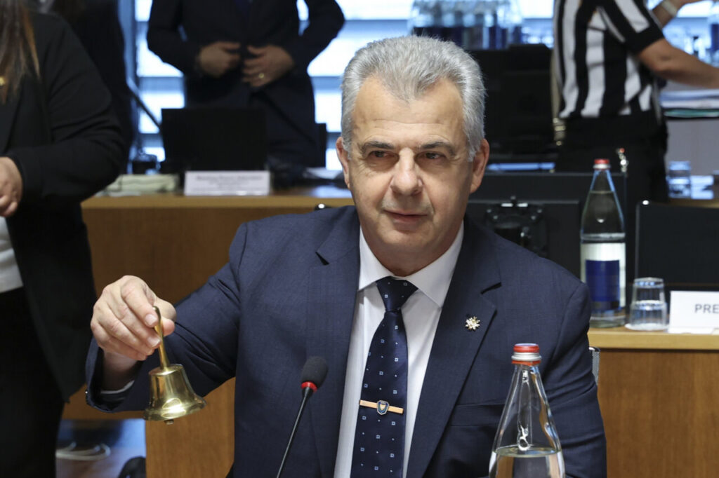 Ministro de Justicia sosteniendo una campana durante reunión de la UE