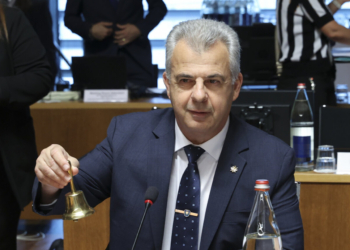 Ministro de Justicia sosteniendo una campana durante reunión de la UE