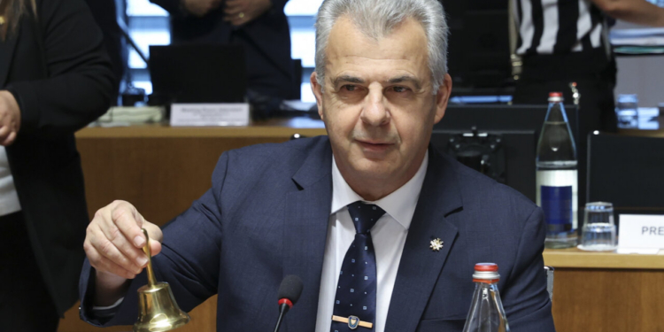 Ministro de Justicia sosteniendo una campana durante reunión de la UE