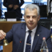 Ministro de Justicia sosteniendo una campana durante reunión de la UE