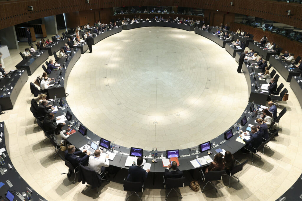 Reunión de ministros de Medio Ambiente de la UE en una sala circular