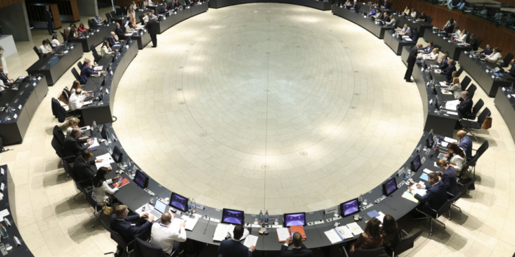 Reunión de ministros de Medio Ambiente de la UE en una sala circular