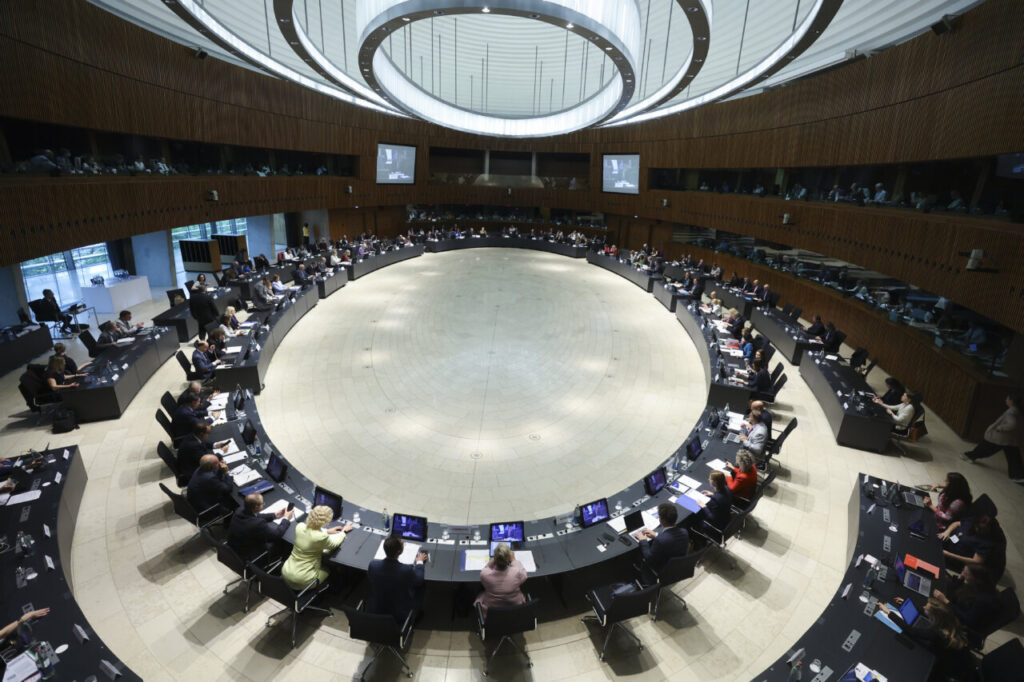 Reunión de ministros de Sanidad de la UE en un salón moderno
