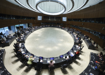 Reunión de ministros de Sanidad de la UE en un salón moderno
