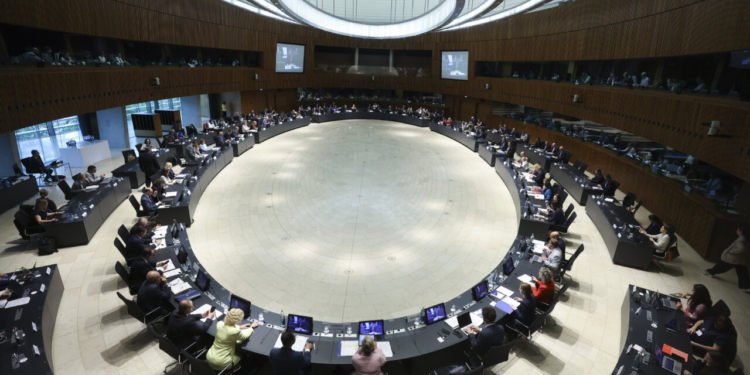 Reunión de ministros de Sanidad de la UE en un salón moderno