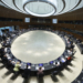 Reunión de ministros de Sanidad de la UE en un salón moderno
