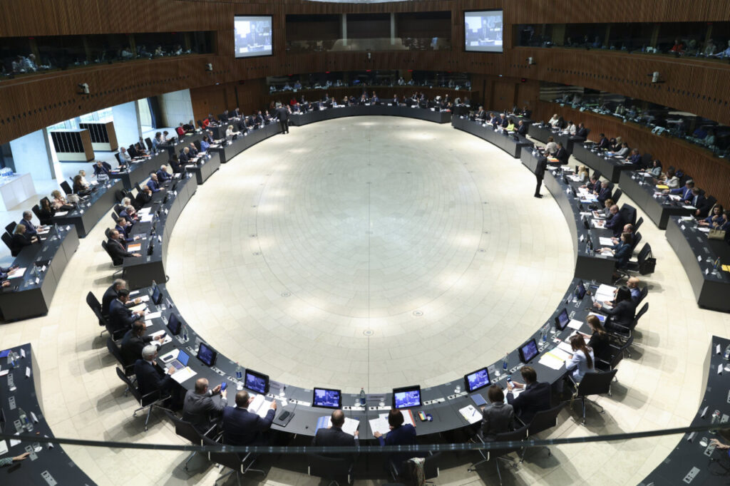 Reunión de ministros de Transporte de la Unión Europea en un salón circular