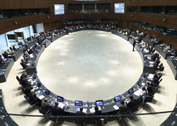 Reunión de ministros de Transporte de la Unión Europea en un salón circular