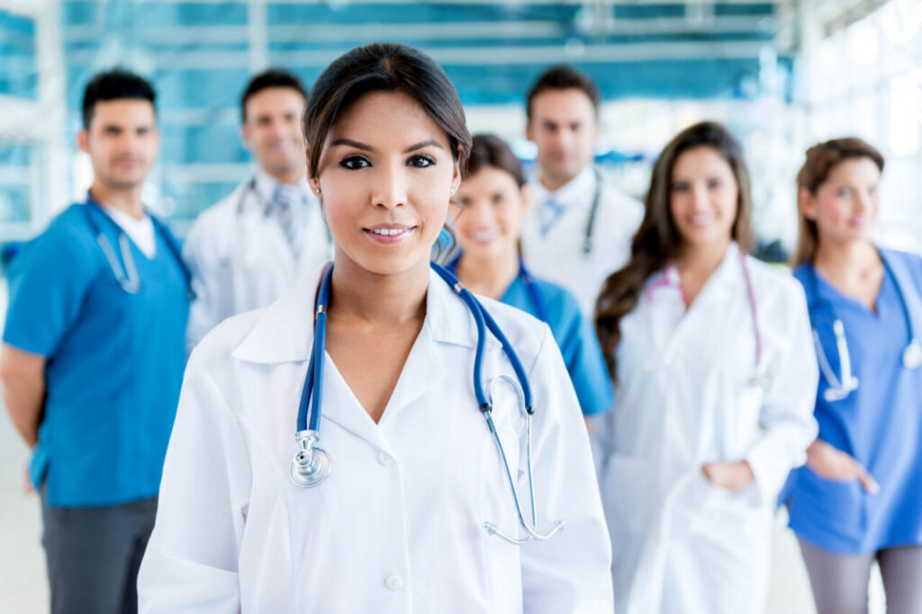 Mujer doctora liderando un equipo médico en un hospital moderno
