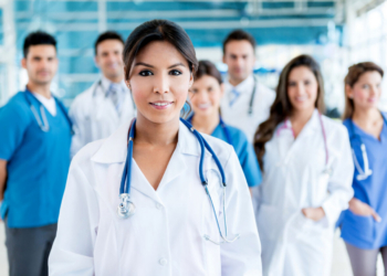 Mujer doctora liderando un equipo médico en un hospital moderno