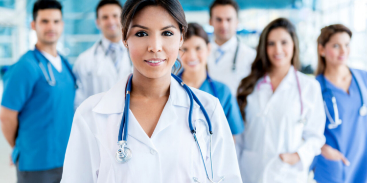 Mujer doctora liderando un equipo médico en un hospital moderno