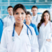 Mujer doctora liderando un equipo médico en un hospital moderno