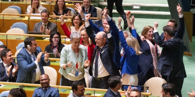 Celebración de representantes de Portugal y Austria en la ONU