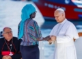 El Papa León XIV interactuando con una mujer en el muelle de Arguineguín