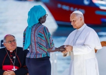 El Papa León XIV interactuando con una mujer en el muelle de Arguineguín