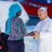 El Papa León XIV interactuando con una mujer en el muelle de Arguineguín