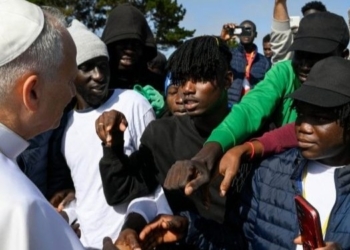 El Papa León XIV interactuando con migrantes en Tenerife