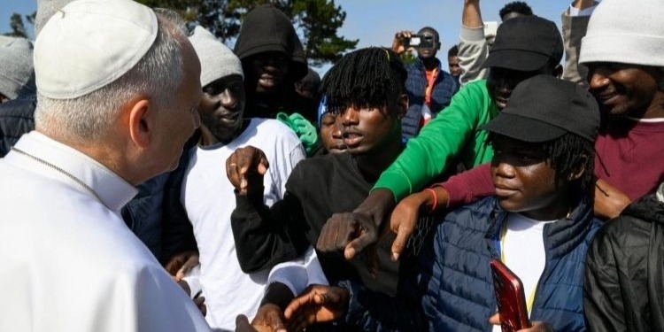 El Papa León XIV interactuando con migrantes en Tenerife