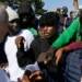 El Papa León XIV interactuando con migrantes en Tenerife