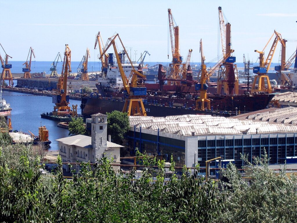 Vista del puerto de Constanza con grúas y barcos en actividad
