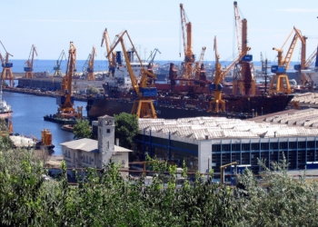 Vista del puerto de Constanza con grúas y barcos en actividad