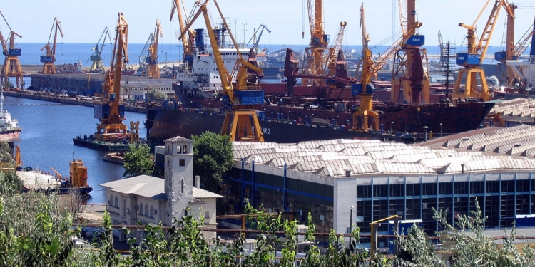 Vista del puerto de Constanza con grúas y barcos en actividad