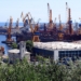 Vista del puerto de Constanza con grúas y barcos en actividad