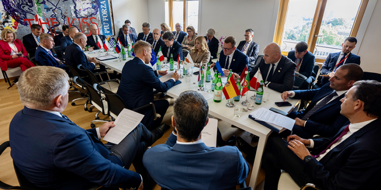 Reunión de líderes europeos en un entorno moderno con banderas