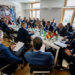 Reunión de líderes europeos en un entorno moderno con banderas