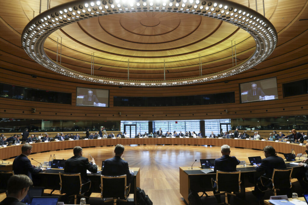 Reunión de ministros de Economía y Finanzas de la UE en un gran salón