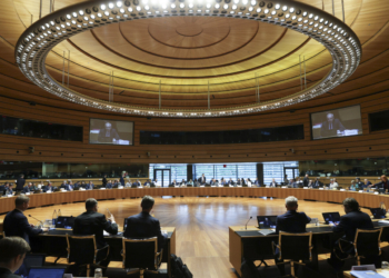 Reunión de ministros de Economía y Finanzas de la UE en un gran salón