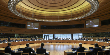 Reunión de ministros de Economía y Finanzas de la UE en un gran salón