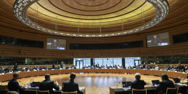 Reunión de ministros de Economía y Finanzas de la UE en un gran salón