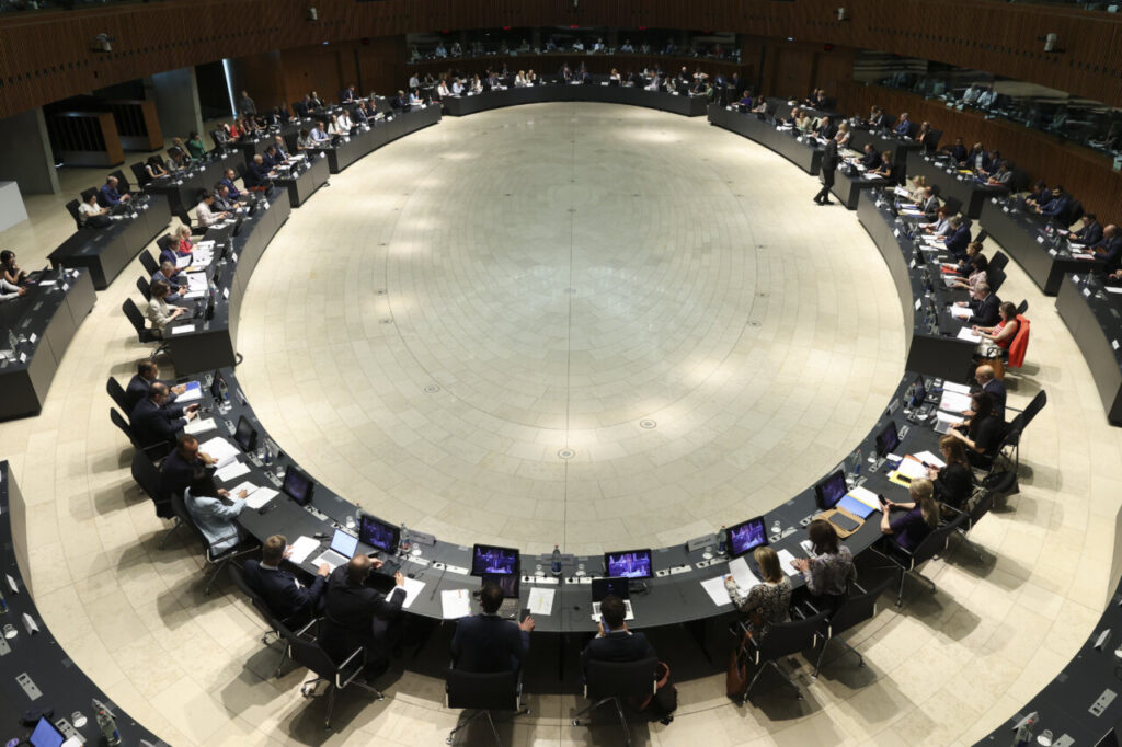 Reunión de ministros de energía de la Unión Europea en una sala circular