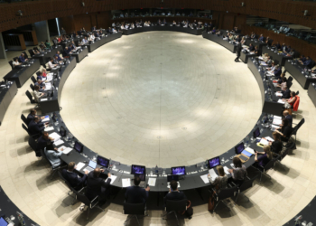 Reunión de ministros de energía de la Unión Europea en una sala circular