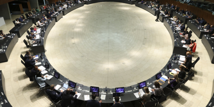 Reunión de ministros de energía de la Unión Europea en una sala circular