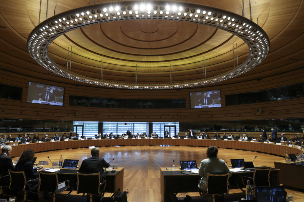 Reunión de ministros de Interior de la Unión Europea en un salón moderno