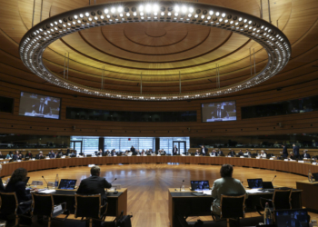 Reunión de ministros de Interior de la Unión Europea en un salón moderno
