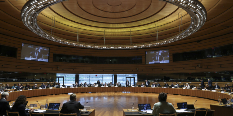 Reunión de ministros de Interior de la Unión Europea en un salón moderno