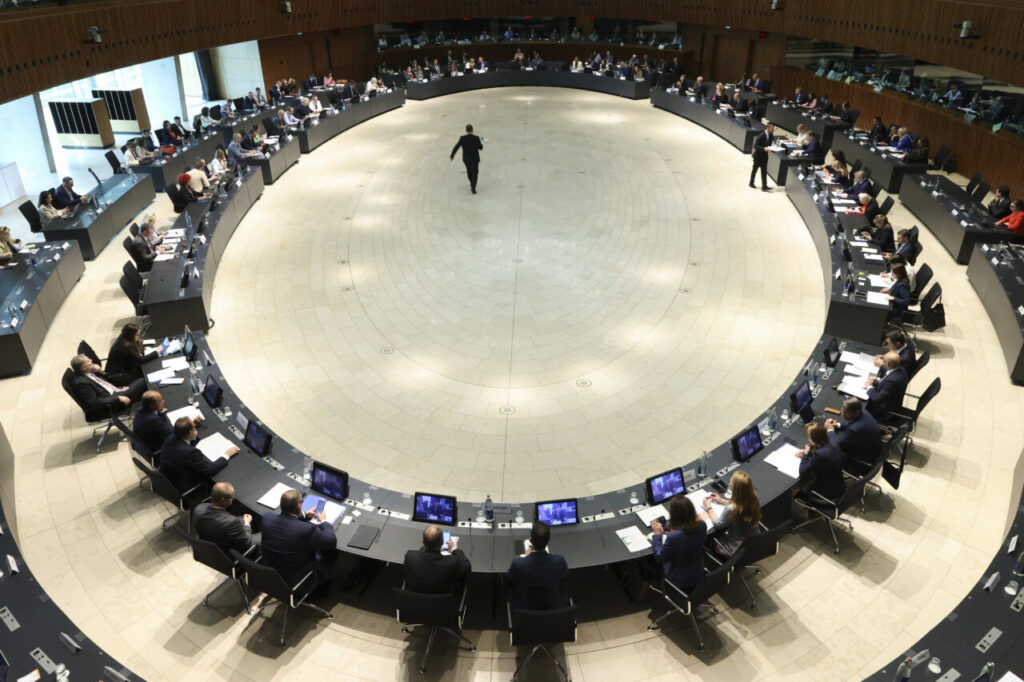 Reunión de ministros de telecomunicaciones en un salón circular