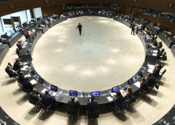 Reunión de ministros de telecomunicaciones en un salón circular