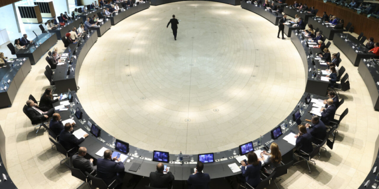 Reunión de ministros de telecomunicaciones en un salón circular