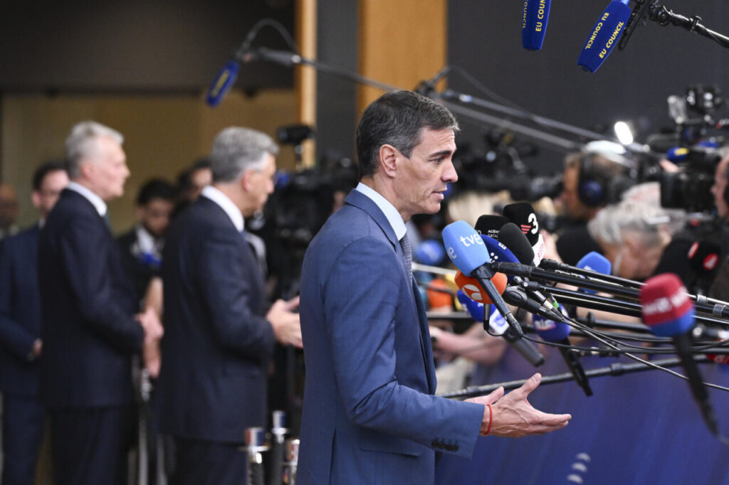 Pedro Sánchez hablando con periodistas en Bruselas sobre presupuesto de la UE