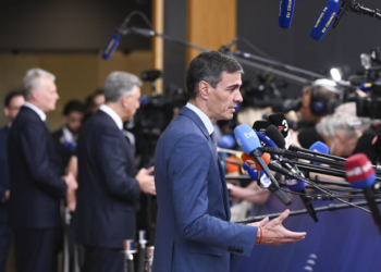 Pedro Sánchez hablando con periodistas en Bruselas sobre presupuesto de la UE