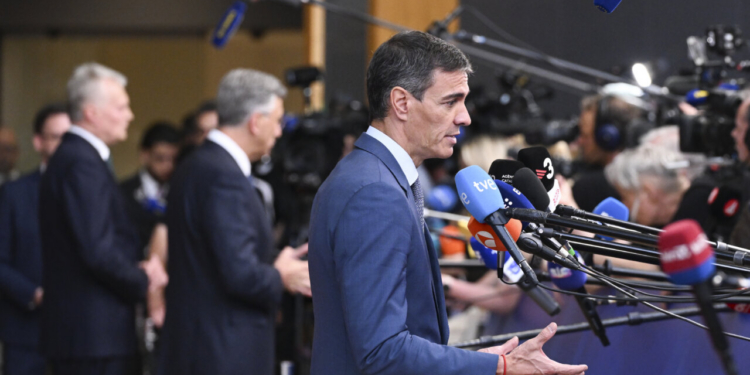 Pedro Sánchez hablando con periodistas en Bruselas sobre presupuesto de la UE