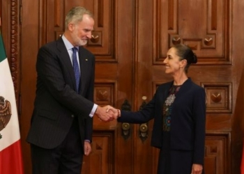 Claudia Sheinbaum y Rey Felipe VI estrechando manos en Palacio Nacional